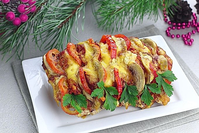 Fisarmonica di maiale con pomodori, funghi e formaggio