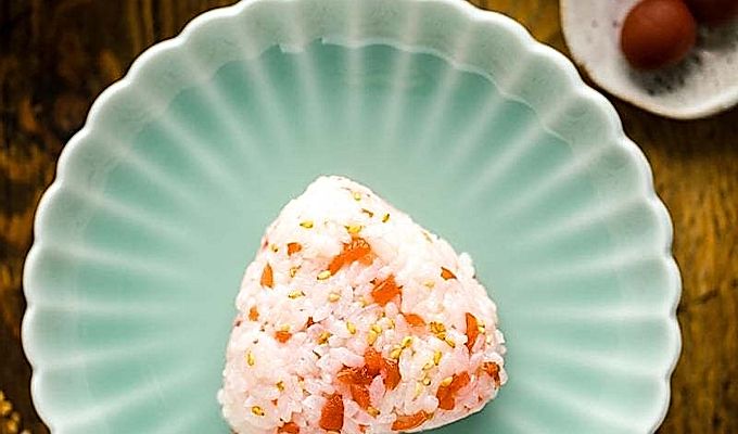 Plommerisballer på en lysegrønn plate serveres med nori tang.