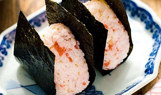 Plommerisballer på en lysegrønn plate serveres med nori tang.