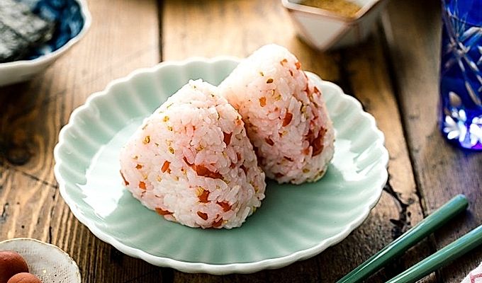 Plommerisballer på en lysegrønn plate serveres med nori tang.