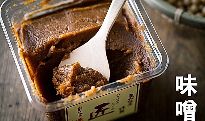 таз мисо с деревянной ложкой с мисо, написанным кандзи
