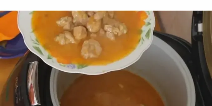 Com cuinar el goulash de porc a una cuina lenta segons una recepta pas a pas amb una foto