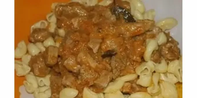 Do guláše se často přidává víno.