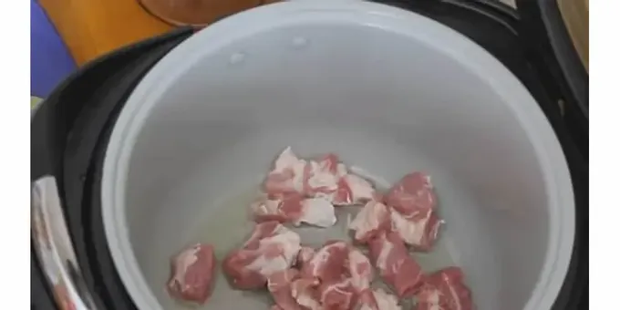 K masu přidejte nadrobno nakrájenou cibuli a česnek.