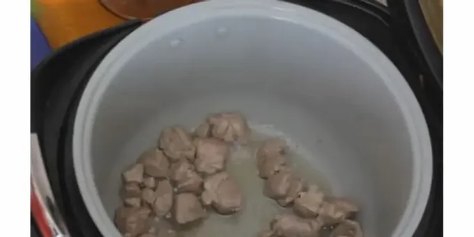Až cibule změkne, můžete do pokrmu klidně přidat mouku.