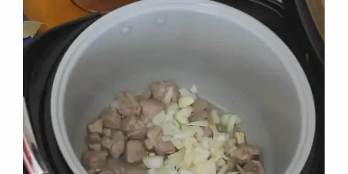 Určitě k těstovinám přidat maso z rajčat.