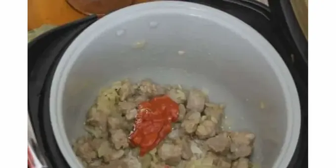 Nezapomeňte do pokrmu přidat bobkový list a kuličky pepře.