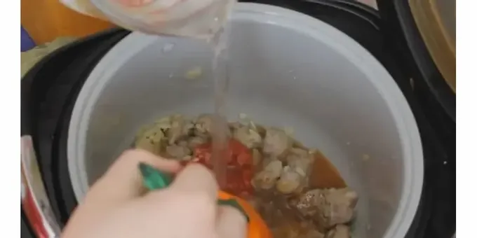 Vepřový guláš v pomalém hrnci je docela hustý, voňavý a zasytí.
