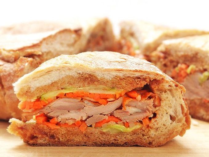 Сэндвич в стиле жареной утки с маринованной морковью, дайконом, огурцом и соусом хойсин