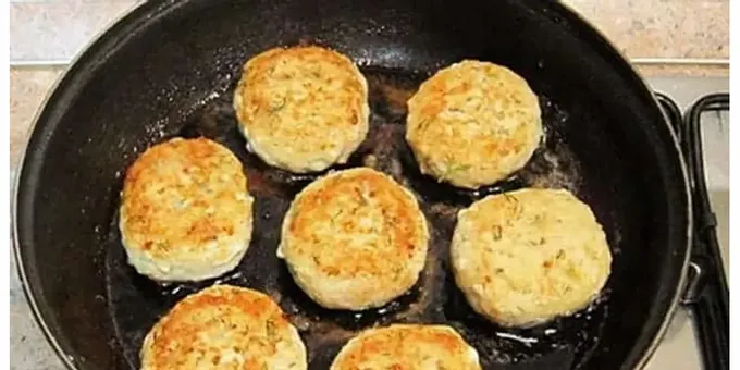 Fregir les mandonguilles en una paella
