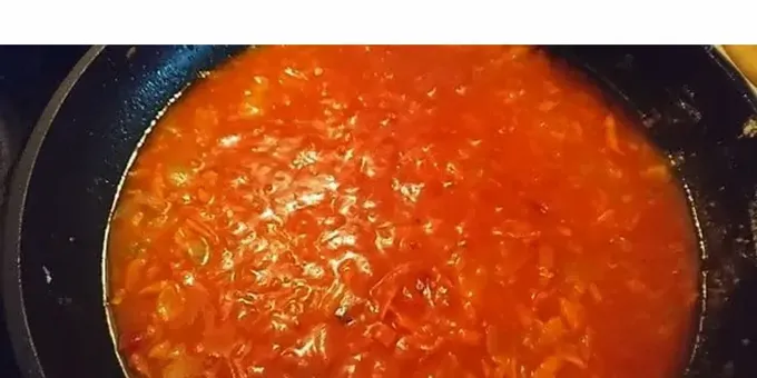 Cocció de la salsa per a mandonguilles de porc picat