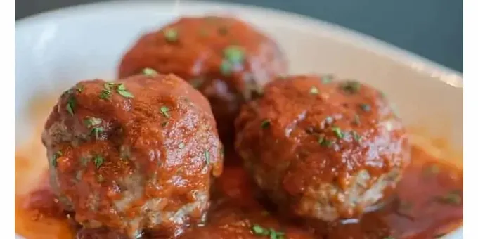 Servir mandonguilles amb salsa preparada segons una recepta senzilla