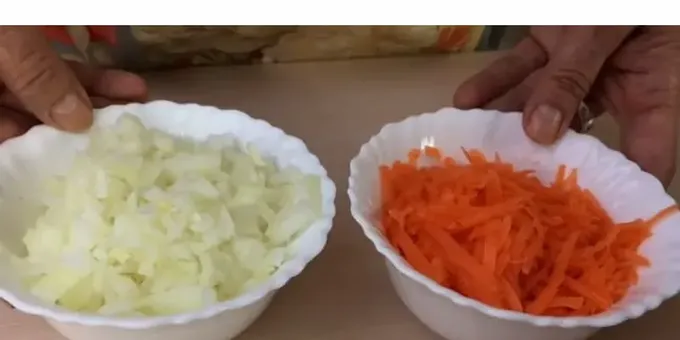  يقطع البصل ويبشر الجزر 