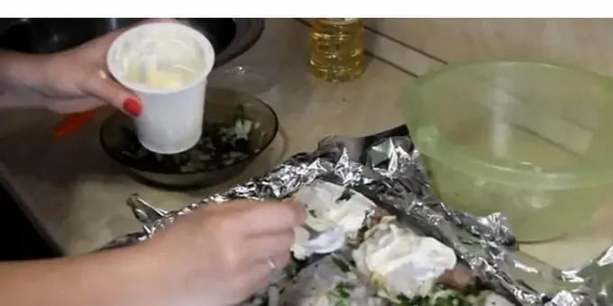 남은 해치와 함께 상위 접시에 뿌립니다.