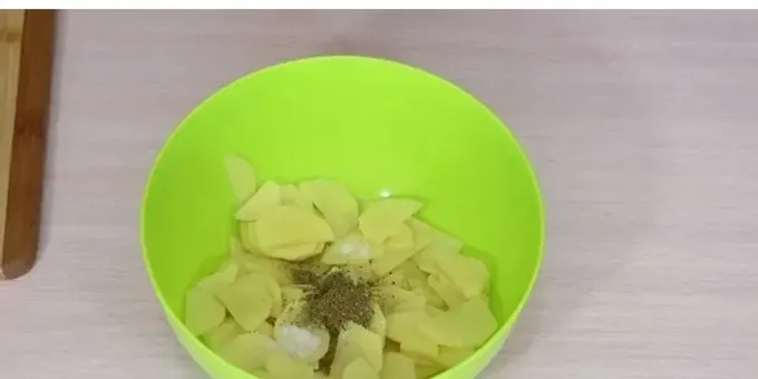 양파를 반 고리로 자릅니다.