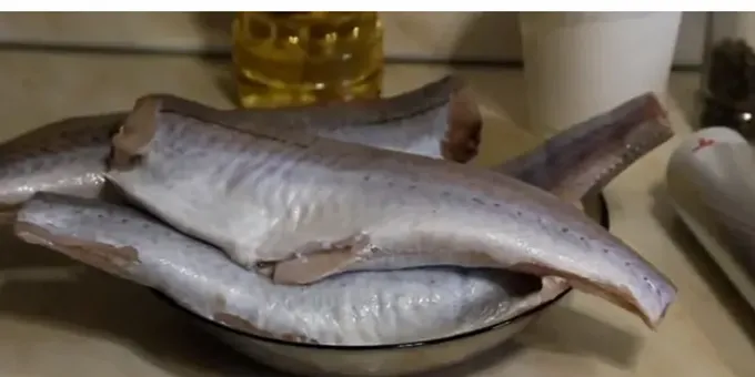 명태를 가마에서 요리하려면 먼저 생선을 깨끗이 씻고 씻어야 합니다.