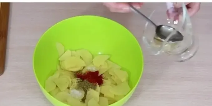 감자를 틀에 넣습니다.