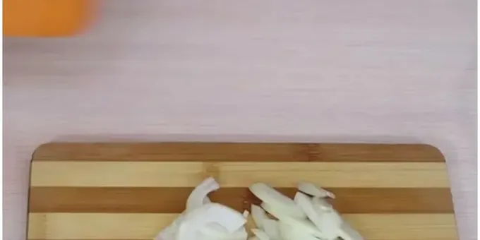 그 위에 양파 한 겹을 얹습니다. 감자.