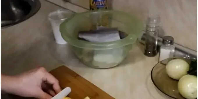 오븐에서 가장 맛있는 명태 조리법의 비밀 레몬을 사용하는 것입니다![| ]생선에 레몬을 추가합니다.