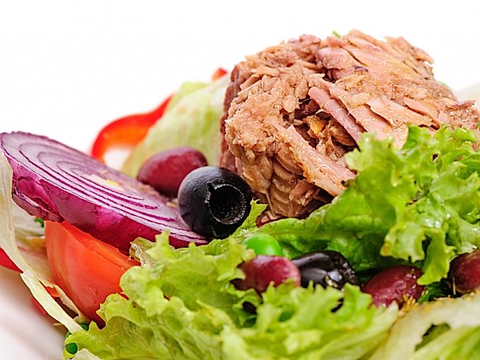 Ensalada de atún, frijoles y picatostes