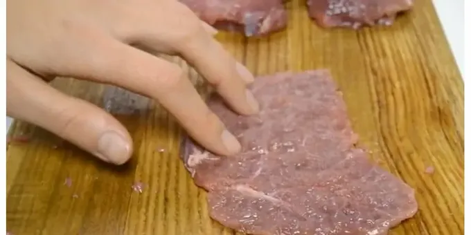 オーブンでポテトと一緒にビーフチョップを調理する前に、肉をケフィールで美味しくマリネすることができます。