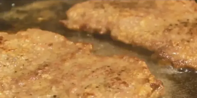 オーブンで牛肉のチョップをポテトウェッジでサーブします。