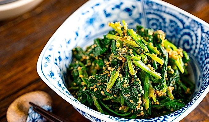 Японский салат из шпината, заправленный кунжутным соусом, подается в миске