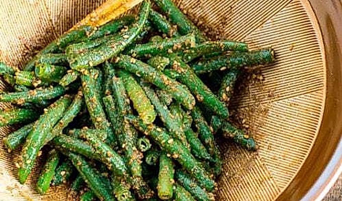 Гомаэ из зеленой фасоли в японской керамической ступке.