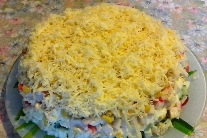 Puffsalat med krabbekød, majs, ost og æg