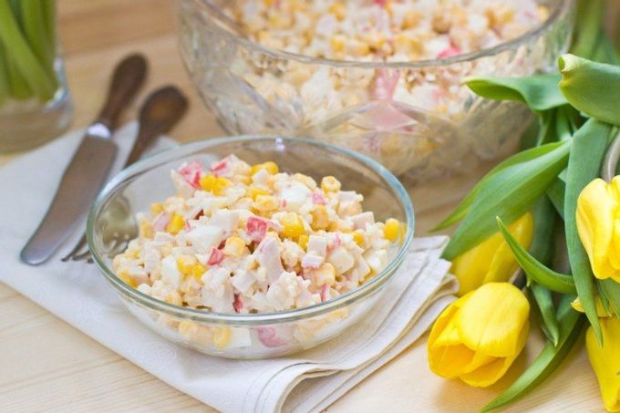 Salat med krabbekød, ris, ananas og majs