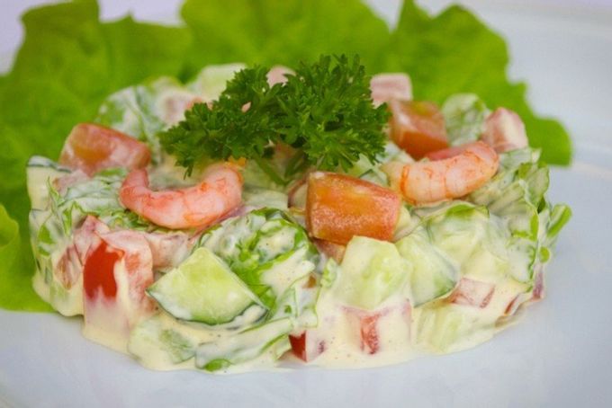Salat med rejer, krabbekød og agurker