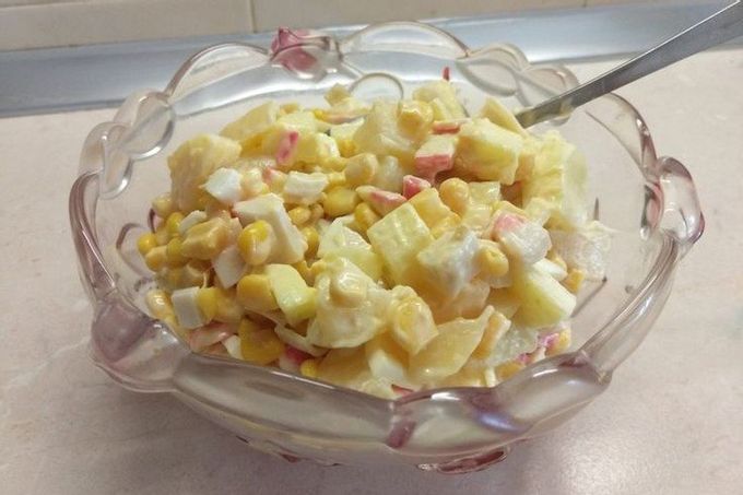 Salat med krabbekød, æg og æble