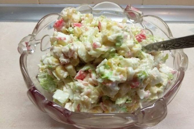 Salat med krabbekød, æg og kinakål