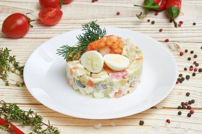 Salat med kartofler, pickles og krabbekød
