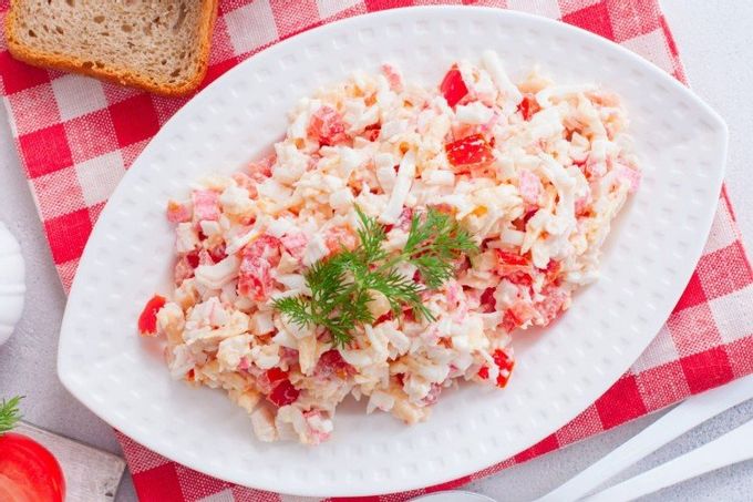 Salat med krabbekød, ost, tomater og æg