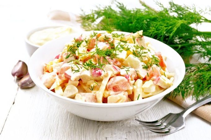 Krabbesalatkød, majs og croutoner