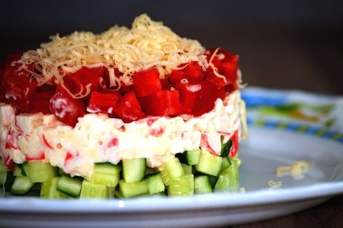 Puffsalat af ost, krabbekød og friske grøntsager