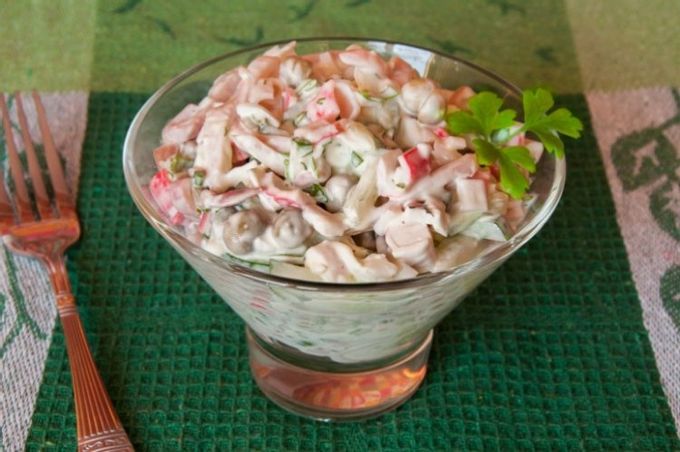 Salat med krabbekød, syltede svampe, æg og løg