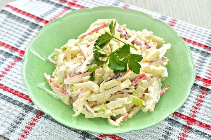 Salat med krabbekød, æg og pølseost