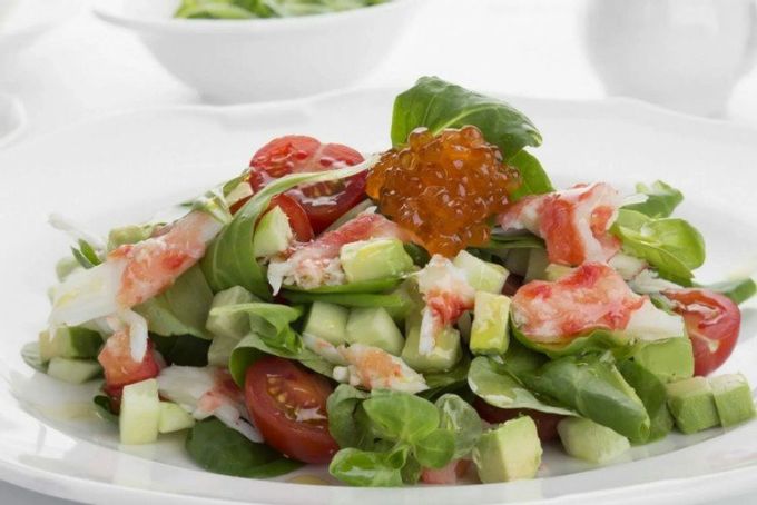 Frisk salat med avocado, krabbekød og grøntsager