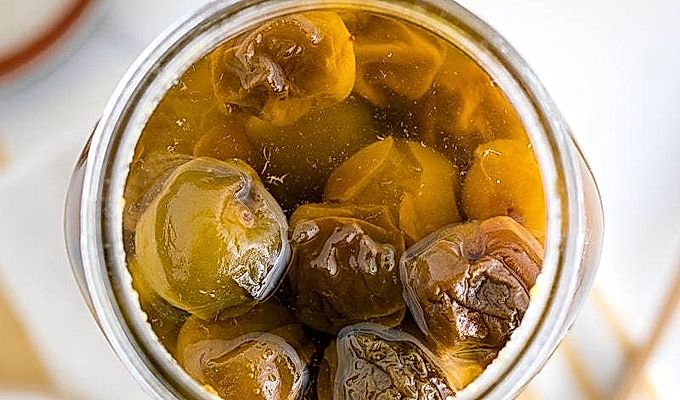 Компот из сливы умэ в каменной банке.