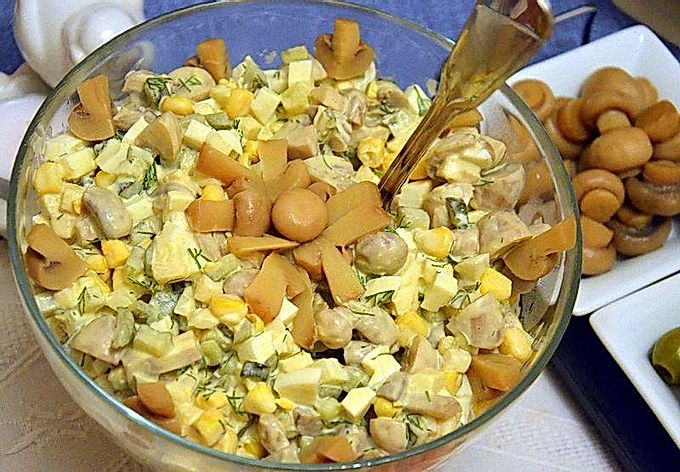 Ricette per deliziose insalate con funghi freschi e in scatola