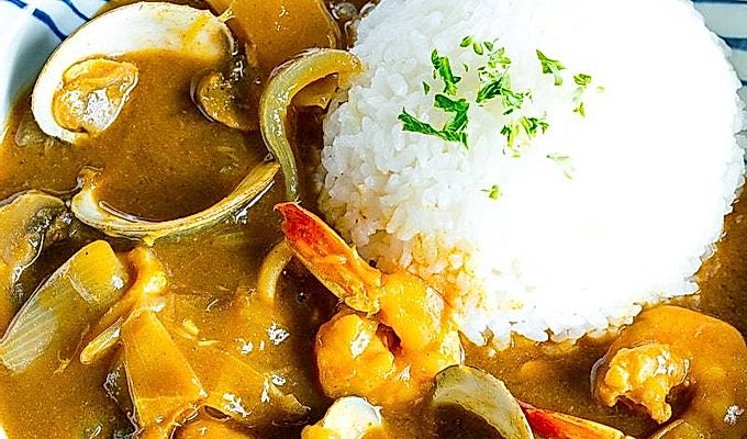 Блюдо с японским карри из морепродуктов, приготовленное в скороварке.