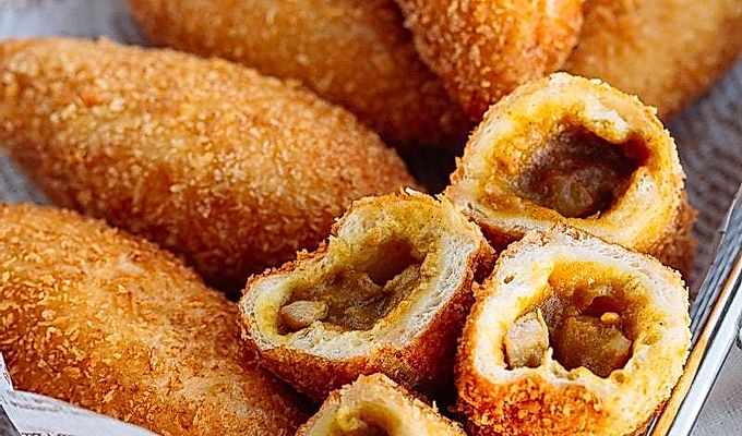 Решетка с горячим и пропаренным хлебом карри (каре пан).