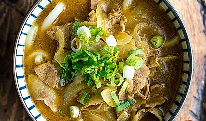 Карри удон в японской миске.