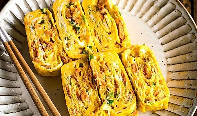 Tamagoyaki, japansk rullet omelet med grøn løg og lakseflager.