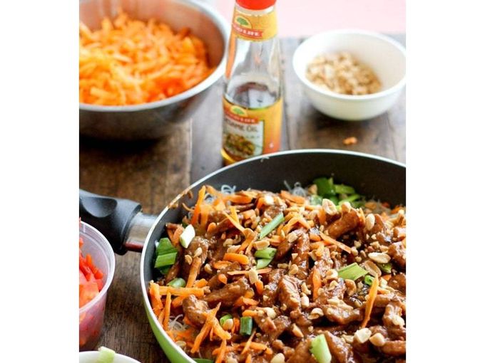 Hoisin свинско с оризова юфка