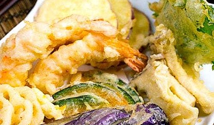 Донабэ с лапшой удон, курицей, рыбным котлетом, грибами и овощами в ароматном суповом бульоне.