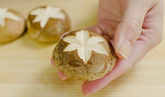 Темпура из курицы подается в бамбуковой корзине.