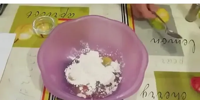 După rețetă. pentru a prepara aluatul se adauga faina